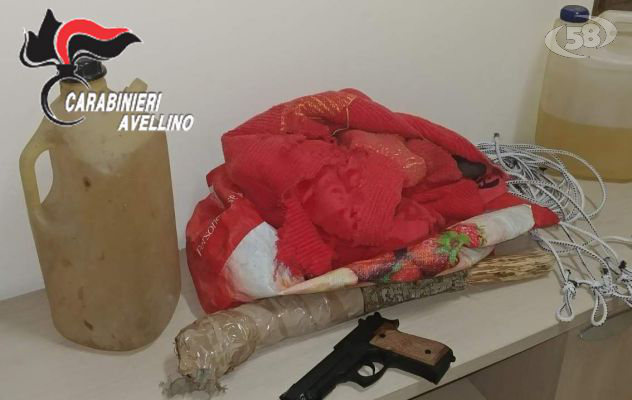 Prima tenta di violentarla, poi minaccia di darle fuoco