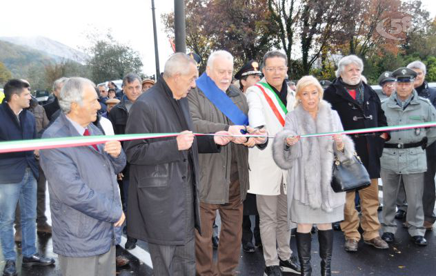 Inaugurato il ponte Jenga. Del Basso De Caro: "A breve anche i lavori sull'Appia"