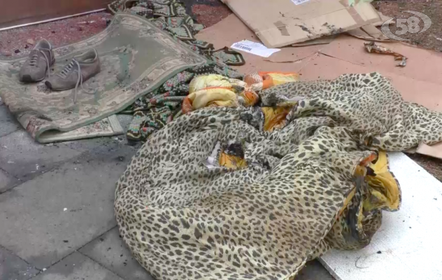 Clochard ustionato, tragedia sfiorata: giallo sulle cause
