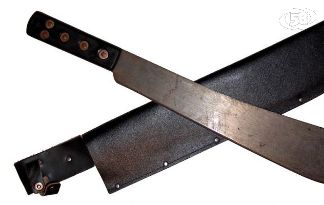 Asce, bastoni e un machete: l'arsenale di un 45enne scoperto dai carabinieri dopo una lite