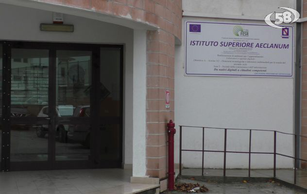 Mirabella, studenti del liceo classico in piazza