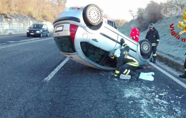 Ariano, sbanda e si ribalta: donna in ospedale
