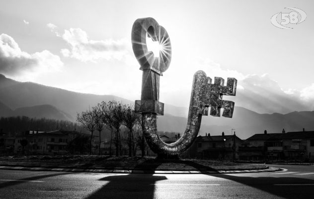 L'artista albanese Milot dona un'opera a Cervinara, il paese che lo accolse profugo