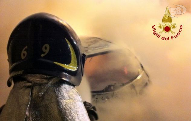Bonito, auto in fiamme: intervengono i Vigili del Fuoco