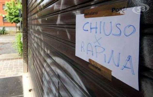 Pistola in pugno e volto travisato: colpo da 15mila euro all'Ufficio Postale