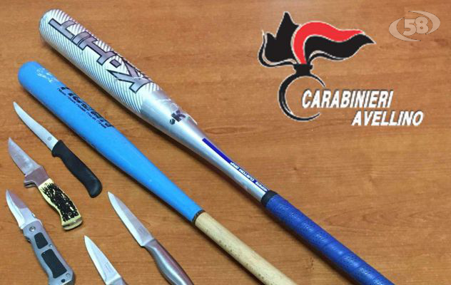 In giro con 5 coltelli e 2 mazze da baseball: denunciato