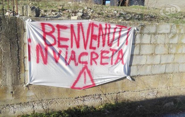 Creta, l'ironico benvenuto dei residenti agli automobilisti