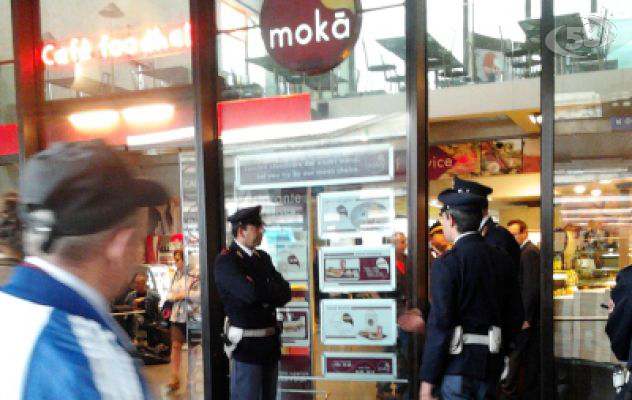 Termini, crolla porta di vetro in un bar della stazione: arianese salva per miracolo