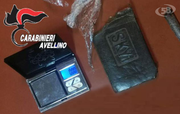 Sorpreso in possesso di un panetto di hashish: minorenne nei guai