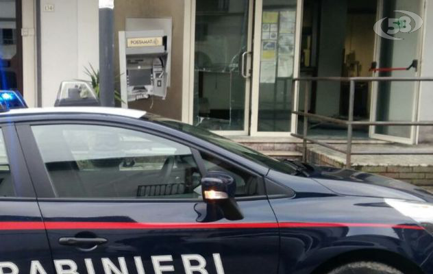 Fanno esplodere il bancomat, ma il colpo fallisce