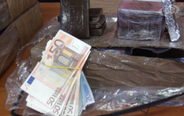 18 panetti di hashish, erba e contanti: 25enne in galera