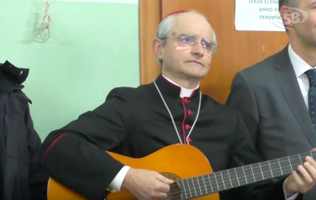 Il Vescovo con la chitarra benedice la nuova sede della Caritas