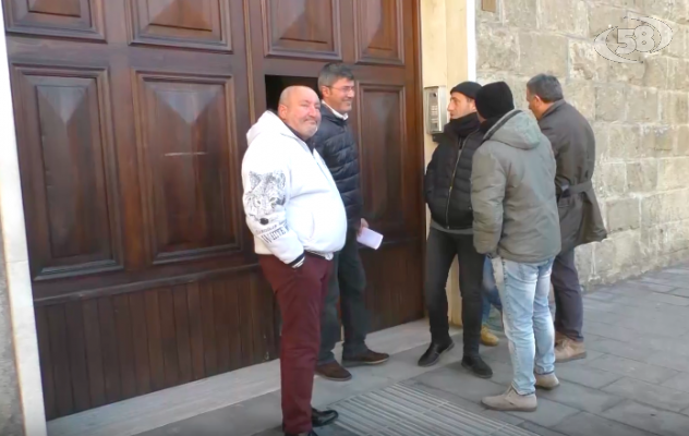 Ex parcheggiatori chiedono aiuto al vescovo Aiello /VIDEO