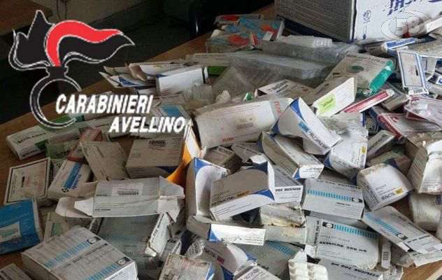 Farmaci scaduti abbandonati in un casolare
