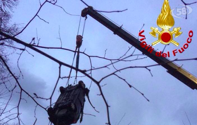 Sbanda e finisce giù da un ponte: auto recuperata con una gru