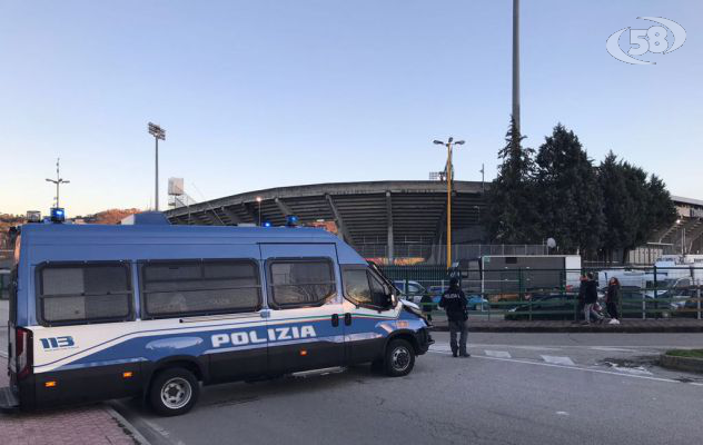 Sassi contro il pullman dei tifosi del Latina, s'indaga