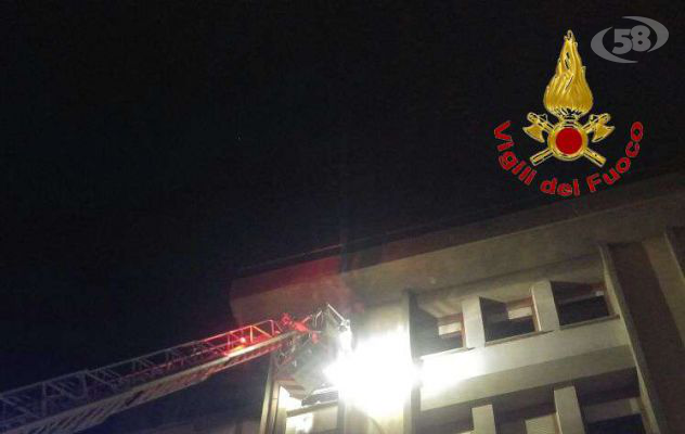 Incendio all'ospedale Rummo, paura nella notte