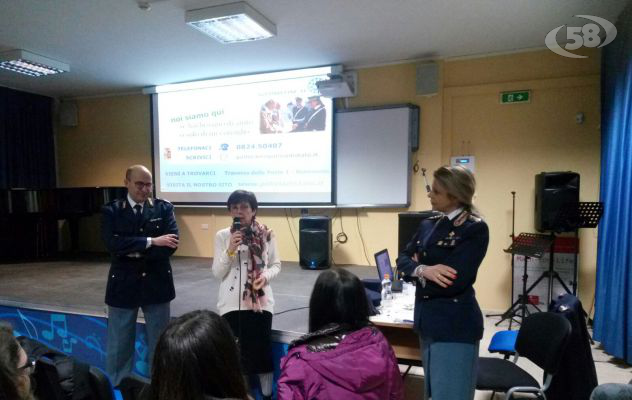 Lotta al cyberbullismo, Polizia in classe