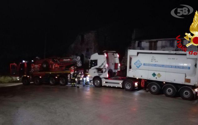 Autoarticolato rimane bloccato, intervengono i caschi rossi