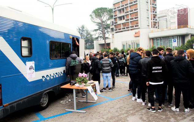 “Questo non è amore”, in campo il camper contro la violenza