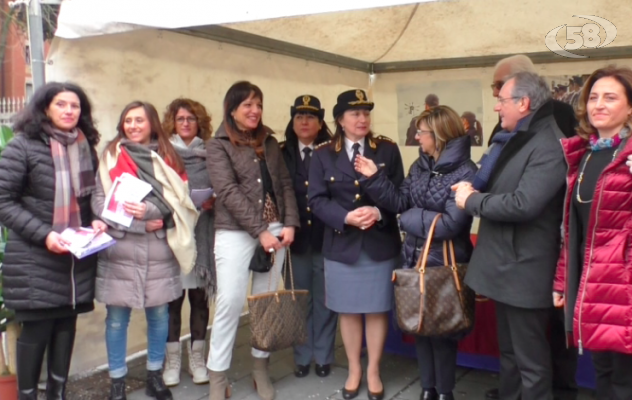 ''Non c'è amore se c'è violenza'': Polizia e associazioni fanno rete