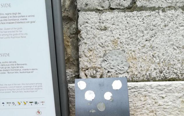 Vandali sfregiano l'obelisco di Iside, i cittadini collaborino e denuncino 