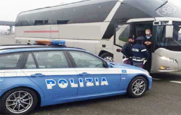 In gita scolastica con autista non in regola: la polizia stradale interviene
