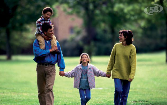 Arriva la carta famiglia, sostegno a chi ha almeno tre figli