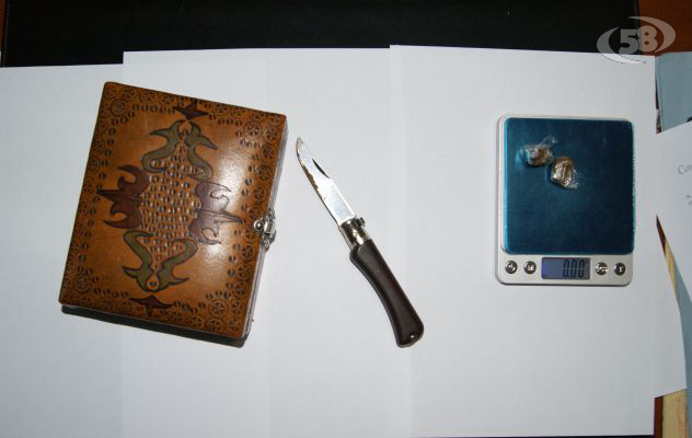 Droga e bilancino nella camera da letto: 52enne nei guai