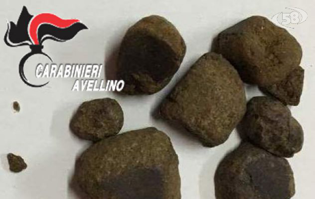 12 grammi di hashish nel borsello: denunciato