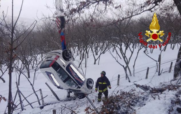 Deve partorire, bloccata dalla neve. A Monteforte auto fuori strada