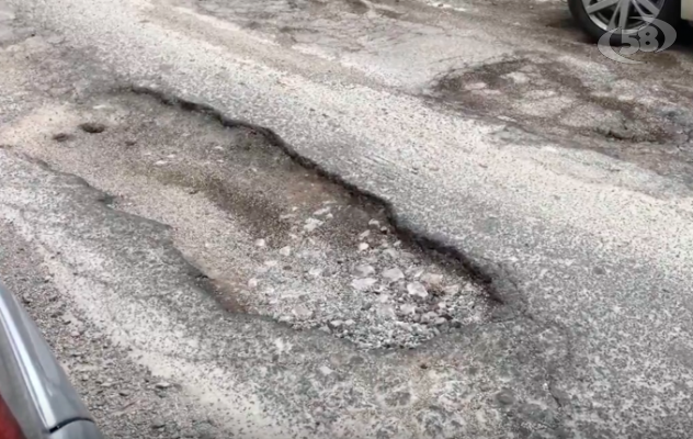 Buche e voragini, Napoli dopo la neve è un disastro /VIDEO