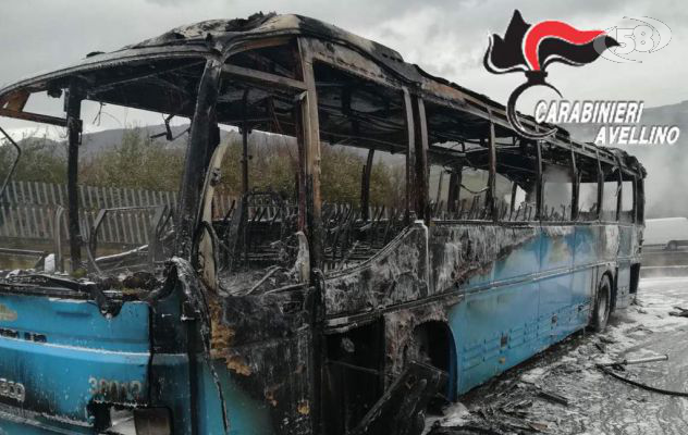 Bus dell'Air in fiamme: 20 passeggeri a bordo, tragedia sfiorata