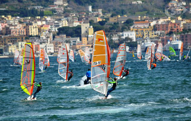 A Pozzuoli lo spettacolo del windsurf: c'è la Coppa Italia /VIDEO