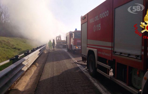 Grottaminarda, a fuoco autotreno con balle di paglia