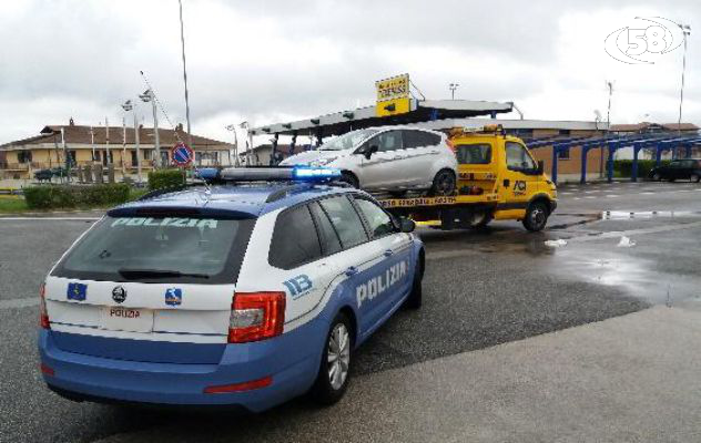 Tenta il suicidio tagliandosi le vene, salvato dalla Polstrada 