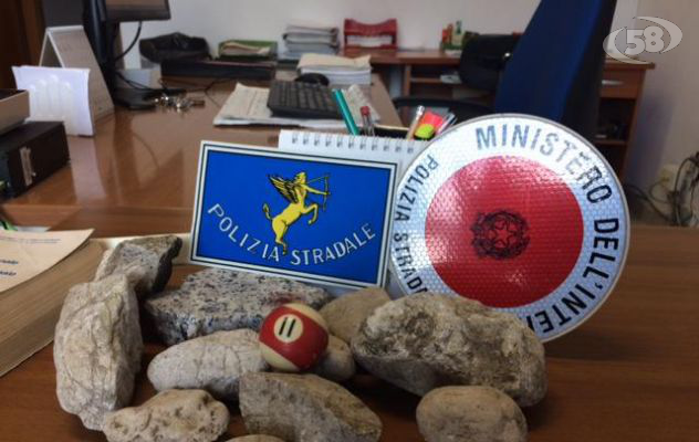 Sassi dal cavalcavia sull'A16: denunciati 4 minorenni