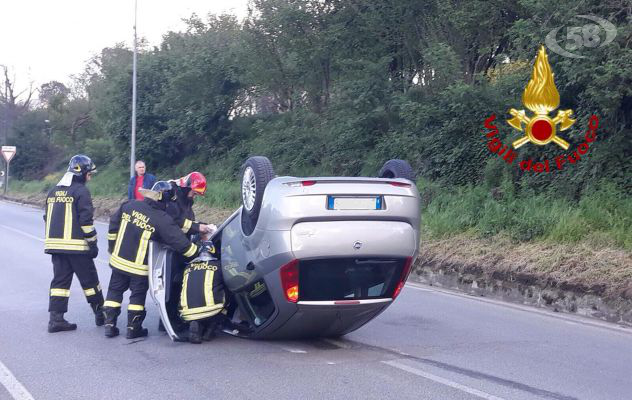 Sbanda e si ribalta: donna finisce in ospedale