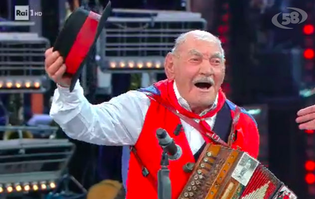 92 anni e non sentirli, Liberatore trionfa a 'La Corrida': il video dell'esibizione