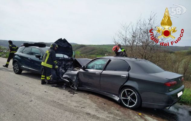 Frontale sulla Fondo Valle Ufita: donna incastrata, due feriti