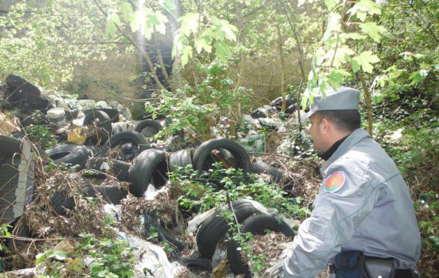 Discarica a cielo aperto, blitz dei carabinieri forestale