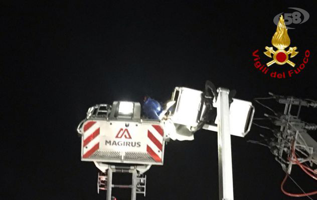 Tecnici Enel restano bloccati a 15 metri di altezza