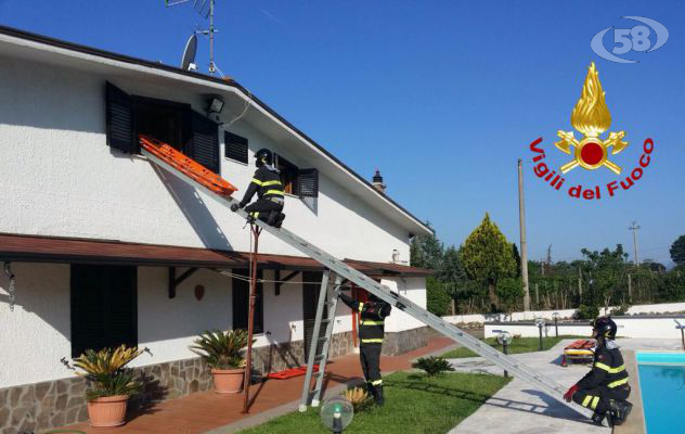Intrappolato in casa, ''liberato'' dai Vigili del Fuoco//VIDEO