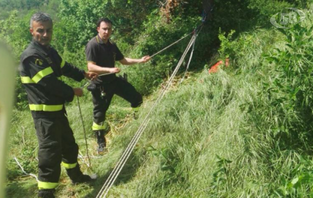 In cerca di asparagi, cade e si frattura un piede