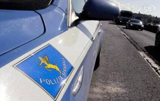 Forano pneumatici e derubano automobilisti, arrestati coniugi