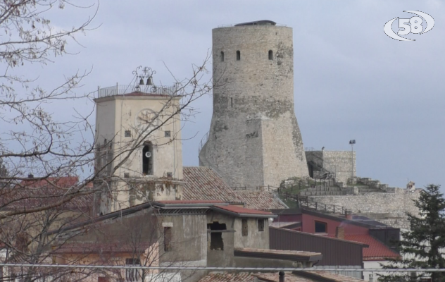 Summonte, la Torre si illumina di rosa in occasione del Giro d’Italia