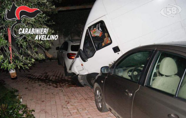 Perde il controllo del furgone, travolge un'auto in sosta
