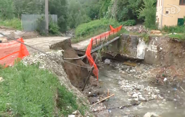 Maltempo, a Parco Manganelli crolla il ponte: tragedia sfiorata