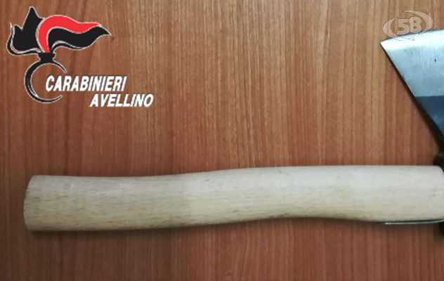 Gira per Lioni con un'ascia nel bagagliaio: trentenne nei guai