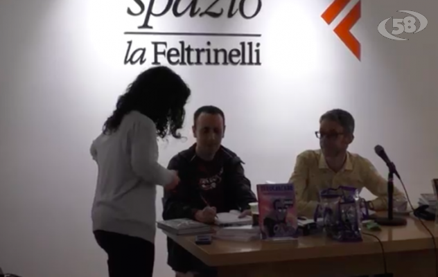Zerocalcare da Feltrinelli: folla per il fumettista /VIDEO